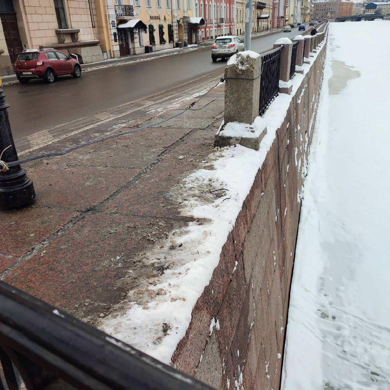 снег светился на мостовой на крышах домов на ограде набережной на выступах окон