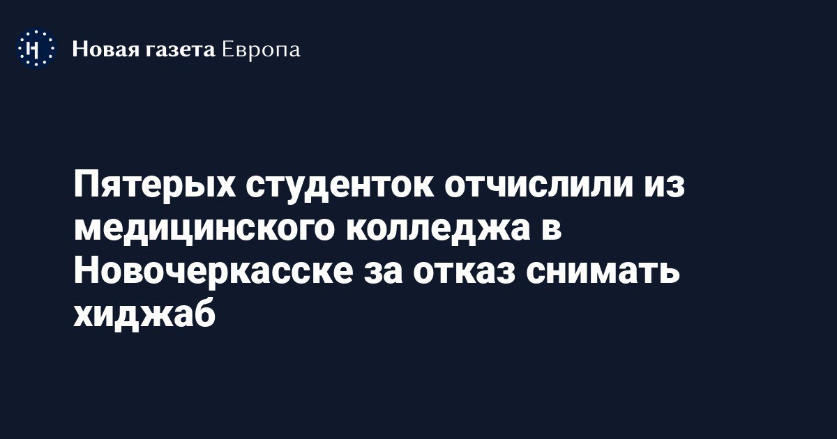 Около стола столпились пятеро студенток