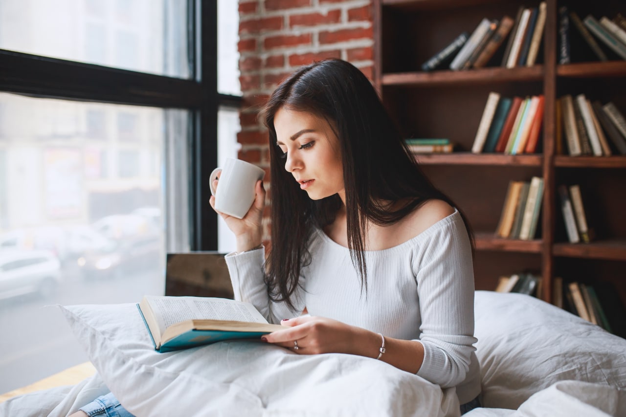 Девушка читает книгу