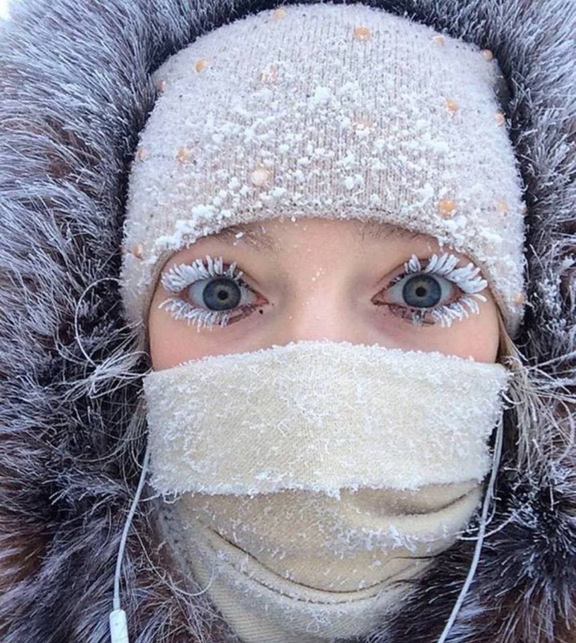 Прохладно холодный. Анастасия Груздева Якутия. Анастасия Груздева из Якутии. Иней на ресницах. Иней на лице.