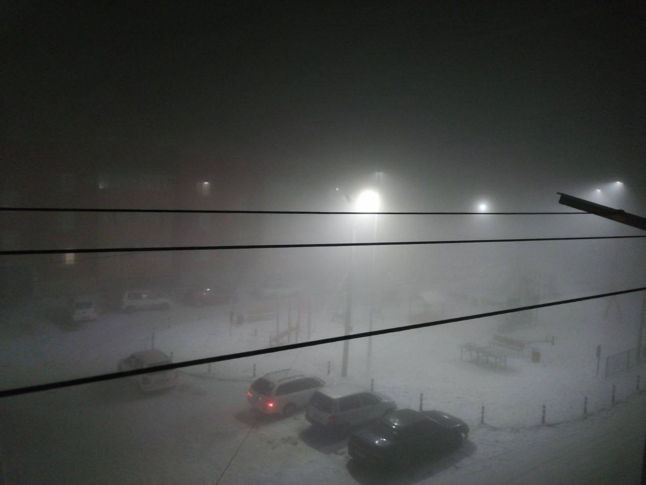 На город вечер упадет ледяной тенью. Туман Благовещенск. Ноябрь фотографии туман в городе. Ноябрь фотографии туман. Почему в Благовещенске туман.
