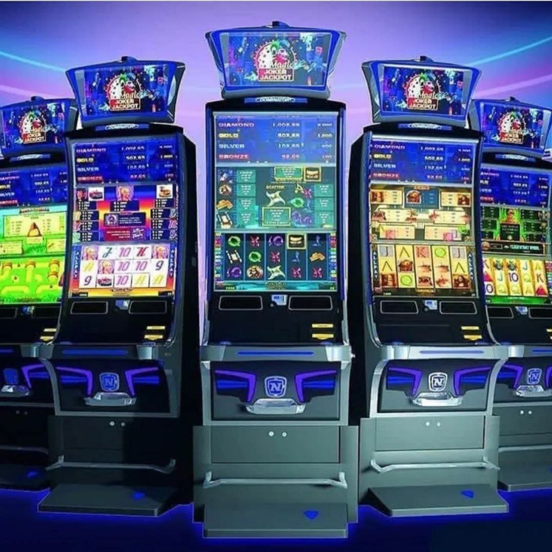 Автоматы на деньги twow gamersnews. Казино вулкан белы куна 2009. Игровые аппараты. Зал игровых автоматов. Игровой автомат казино.