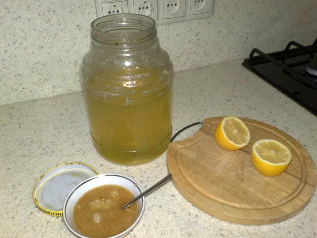 Мед разведенный водой. Раствор меда. Медовая вода изгонит паразитов. Мед растворенный в воде. Яблочный сок с медом.