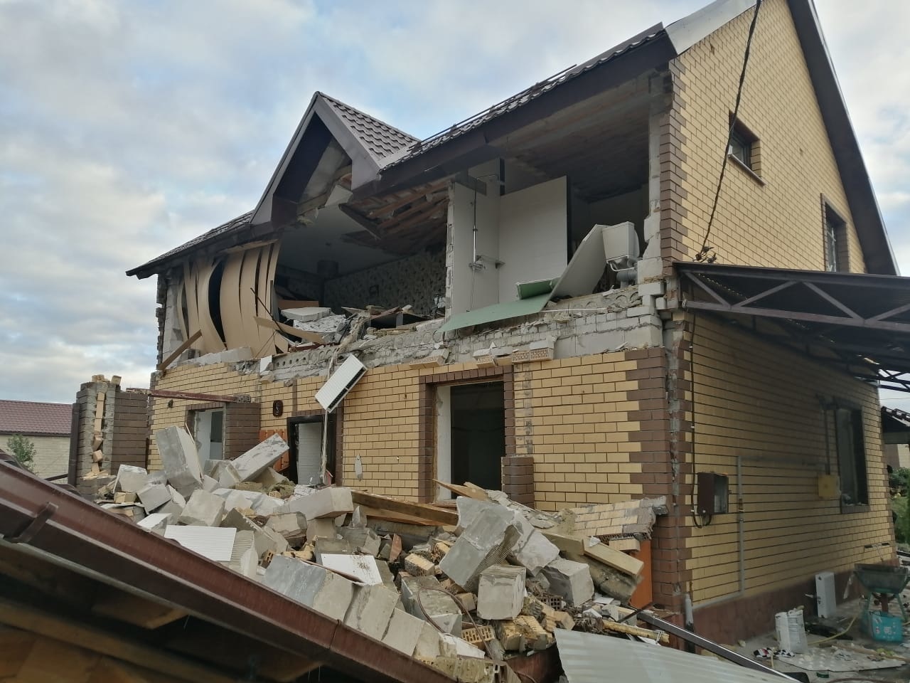 Взрывы в липецкой области сегодня утром. Разрушенный дом. Рухнул частный дом. Разваливающийся дом. Обрушение стены частного дома.