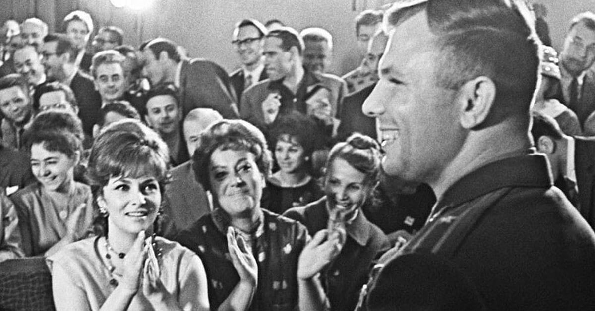 Джина Лоллобриджида целует Юрия Гагарина, 1961 г