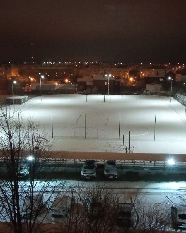 Подслушано белгород. Заснеженный стадион. Вытоптанный снег.