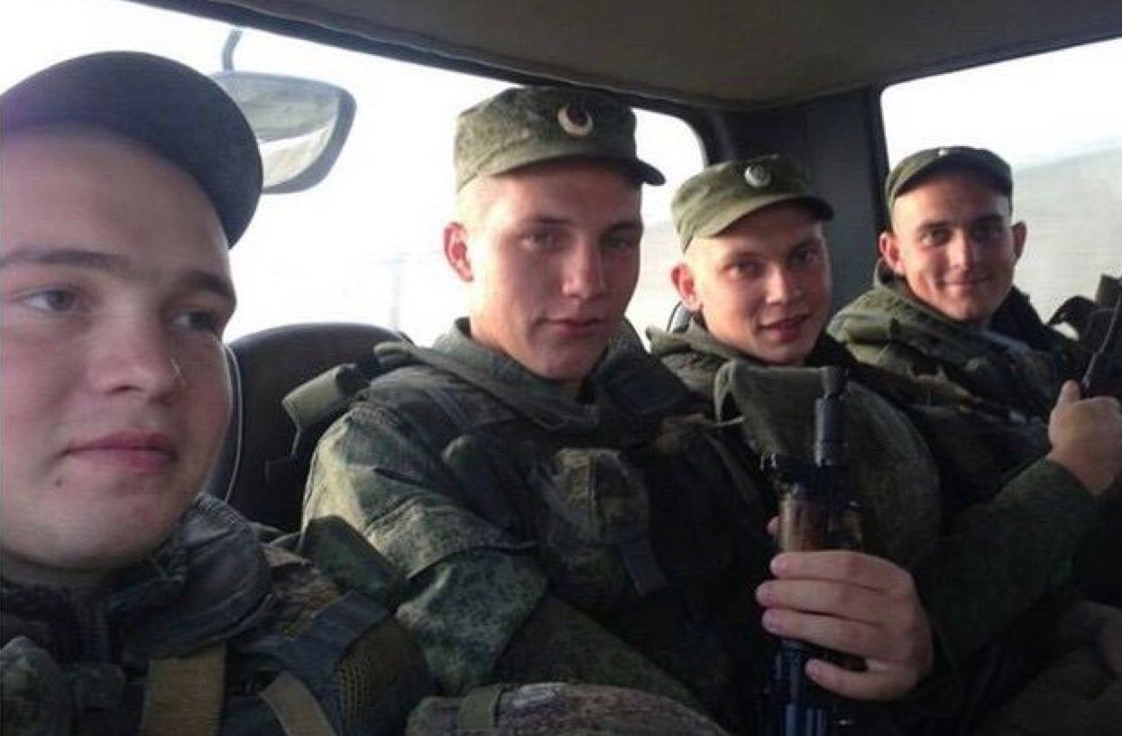 Сколько погибает в армии. Российские солдаты в Сирии. Русские солдаты в Сирии селфи. Солдат селфи.