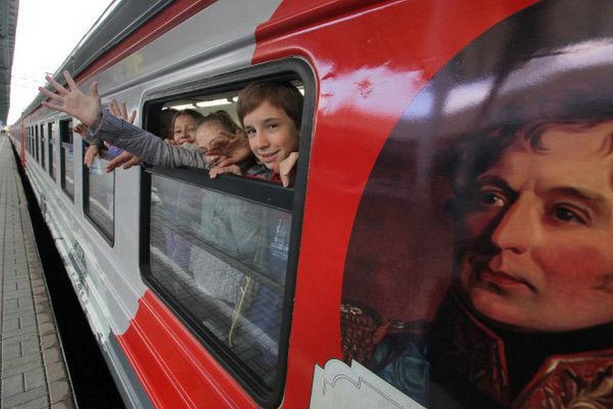Ребенок едет на поезде с бабушкой. Школьники в поезде. Едем на поезде. Школьники в электричке. Поезда для детей.