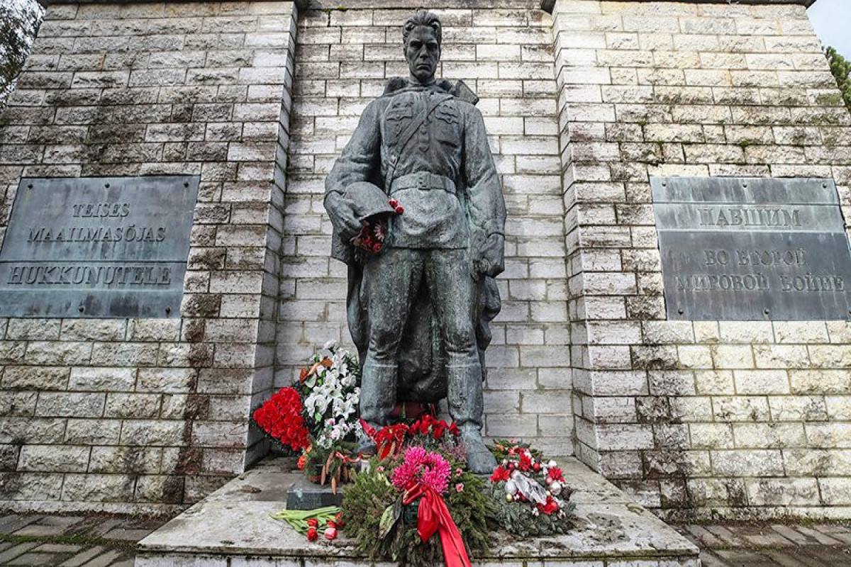 Бронзовый солдат. Памятник бронзовый солдат в Таллине. Бронзовый солдат в Таллине 2007. Эстония памятник советскому солдату. Памятник неизвестному солдату в Эстонии.