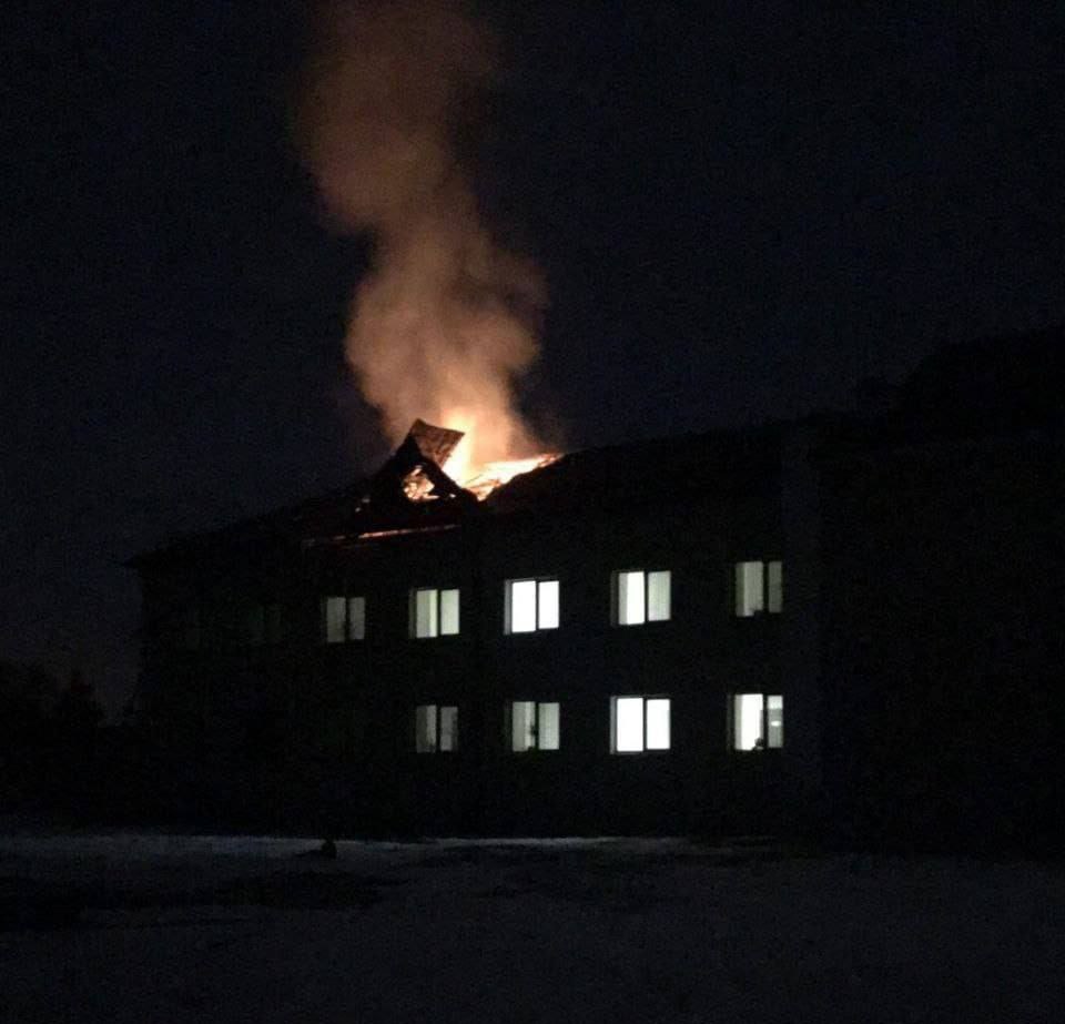 Волчанск обстреляли. Пожар. Волчанск обстрел. Пожарная машина на пожаре.