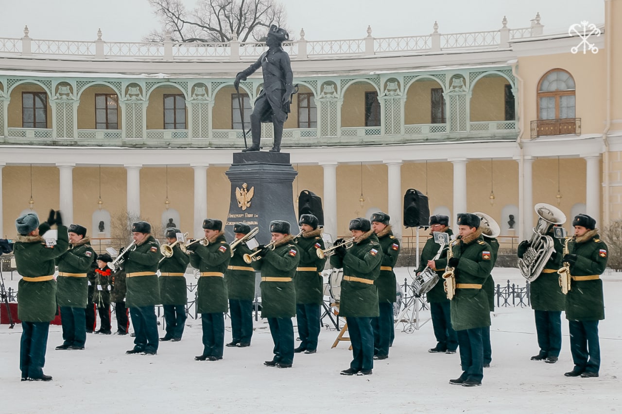 перед дворцом