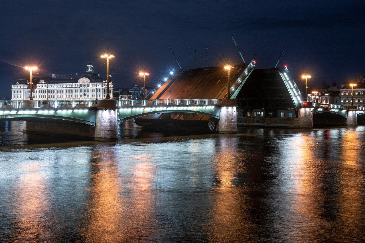 Разводные мосты 2. Мосты Питера ночью. Питер разводные мосты ночью. Синий мост Санкт-Петербург ночью. Нева мосты.