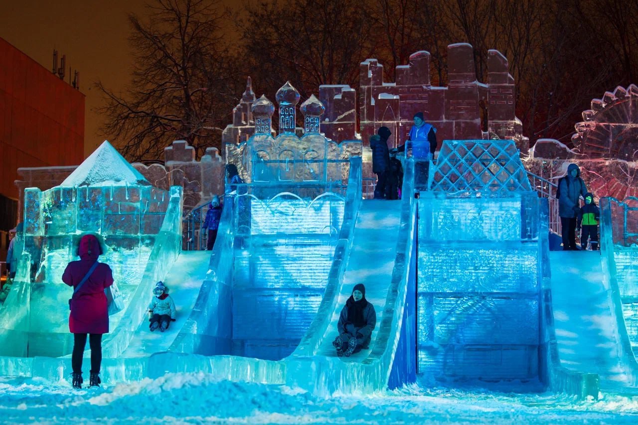 Самая ледяная горка в москве. Ледяные горки. Ледяные горки в Москве. Музеон ледяные горки. Ледяная горка в Москве.