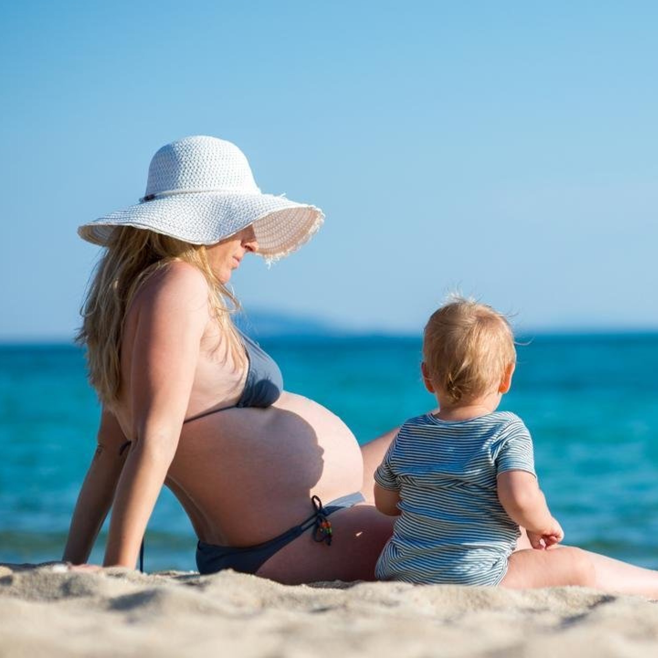 Можно ли беременным загорать на солнце. Беременные на пляже. Фотосессия беременных на море. Фотосессия на море дети.