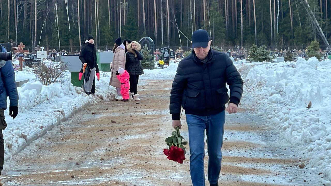 Суета на бараке приехал пригожин. Дмитрий Зеленов похороны. Дмитрий Меньшиков Вагнер.