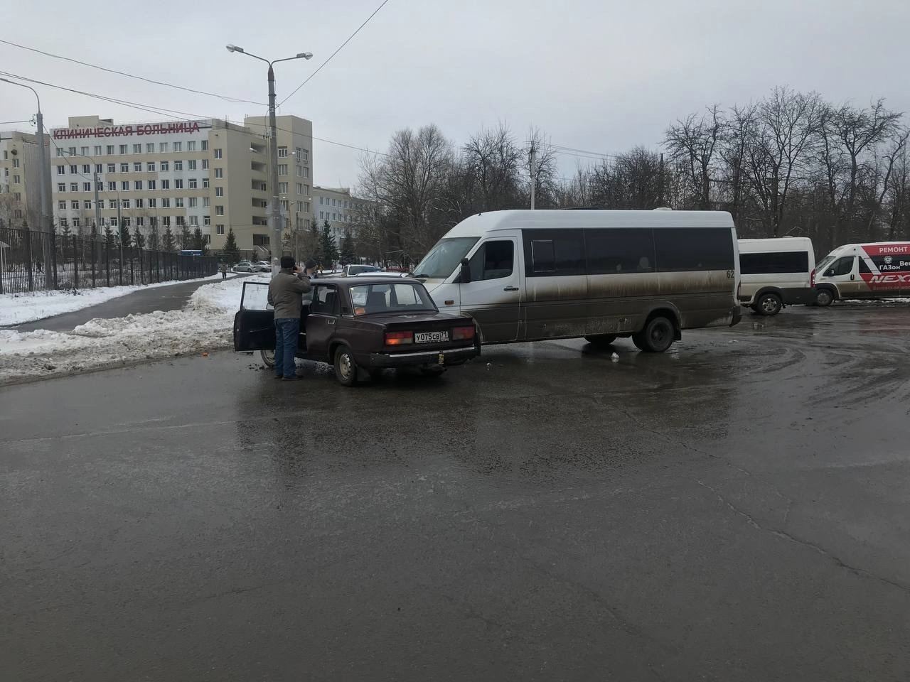 Чп тула. Дорожно транспортное происшествие в г Туле. Уезжающий автобус. В Туле столкнулись машины.