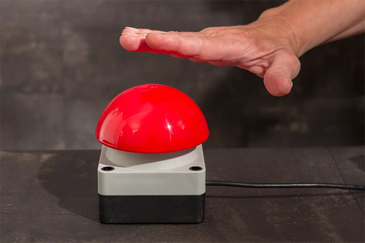 Про красную кнопку. Красная кнопка. Большая кнопка. Огромная красная кнопка. Гигантская кнопка.