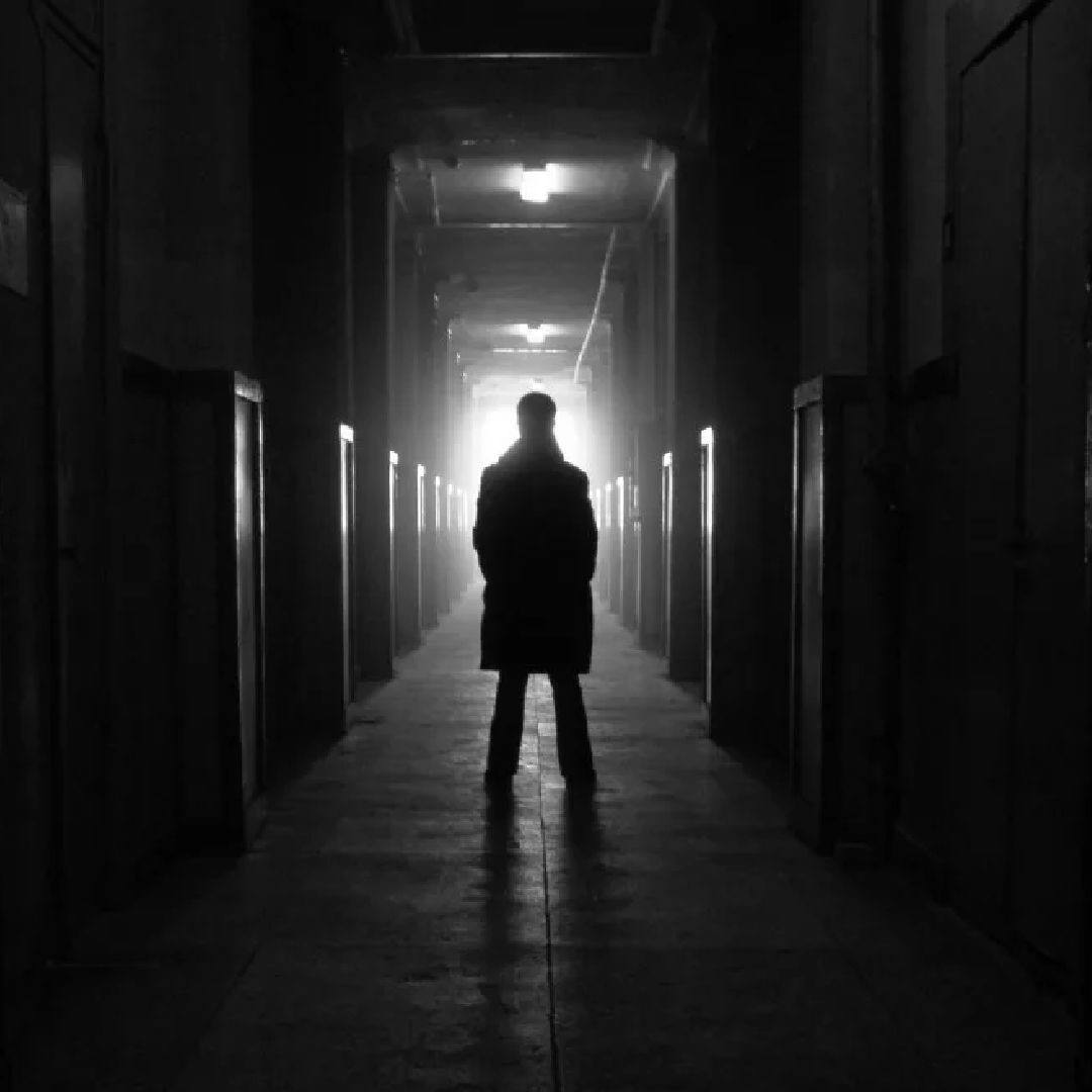 Продолжить темнота. Человек в темном коридоре. Человек в коридоре. Тёмный силуэт в коридоре. Человек идет по коридору.