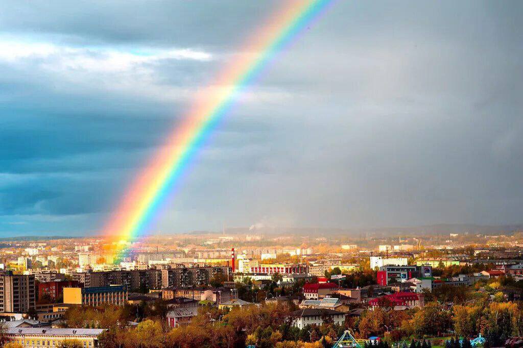 Радуга новодвинск. Радуга Нижний Тагил. Радуга Улан-Удэ. Радуга над городом. Красивая Радуга.