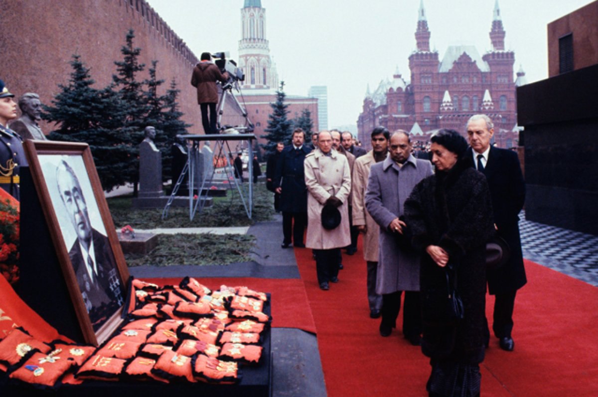 Закончилась эпоха. 15 Ноября 1982 похороны Брежнева. Брежнев Леонид Ильич. Брежнев 1982 год мавзолей. Памяти Брежнева Леонида Ильича.